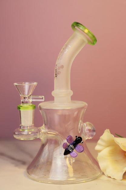 Cute Bee-Themed Mini Glass Bong with Honeycomb Design, Frosted Glass Water Pipe with Artistic Green Accents, Adorable Smoking Companion for Decorative and Functional Use, Premium Collectible Smoking Gear.