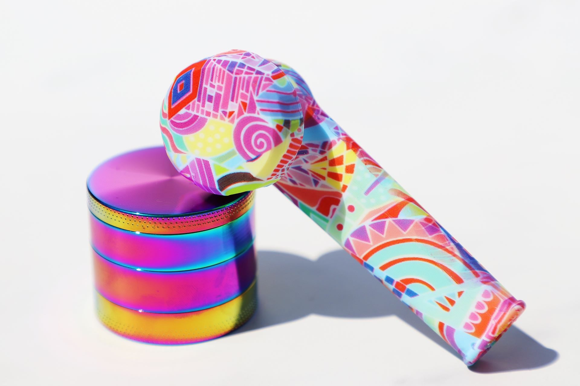 Vibrant SiliconCoco-Themed Ghost Skull Pipe Set paired with a Rainbow Grinder. This Floral Silicon Smoking Pipe and robust grinder kit capture the essence of the Coco theme. The set is portable and designed for style-savvy individuals who value a blend of fun design and practicality